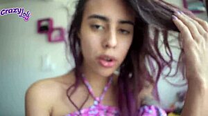 Long-tongued Colombian amateur shows off her skills